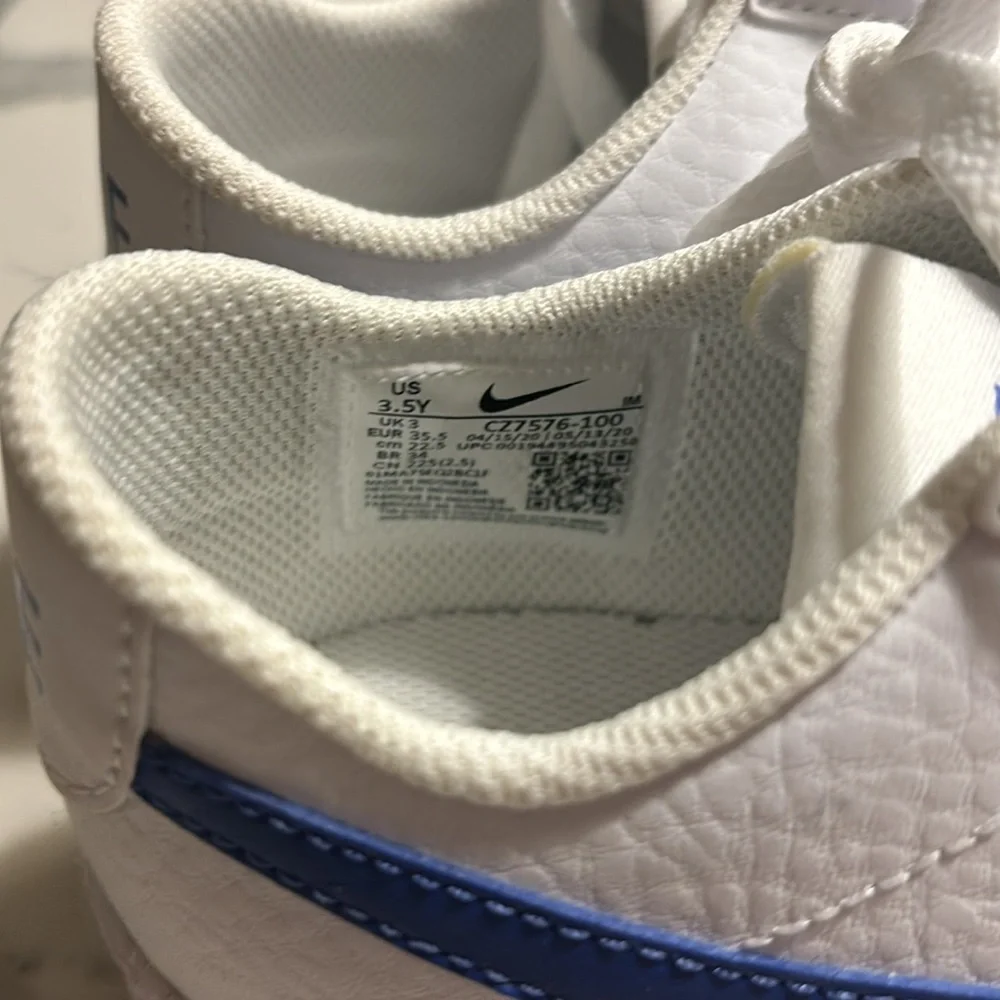 Brand new Nike boys low white sneakers with blue check size 3.5!